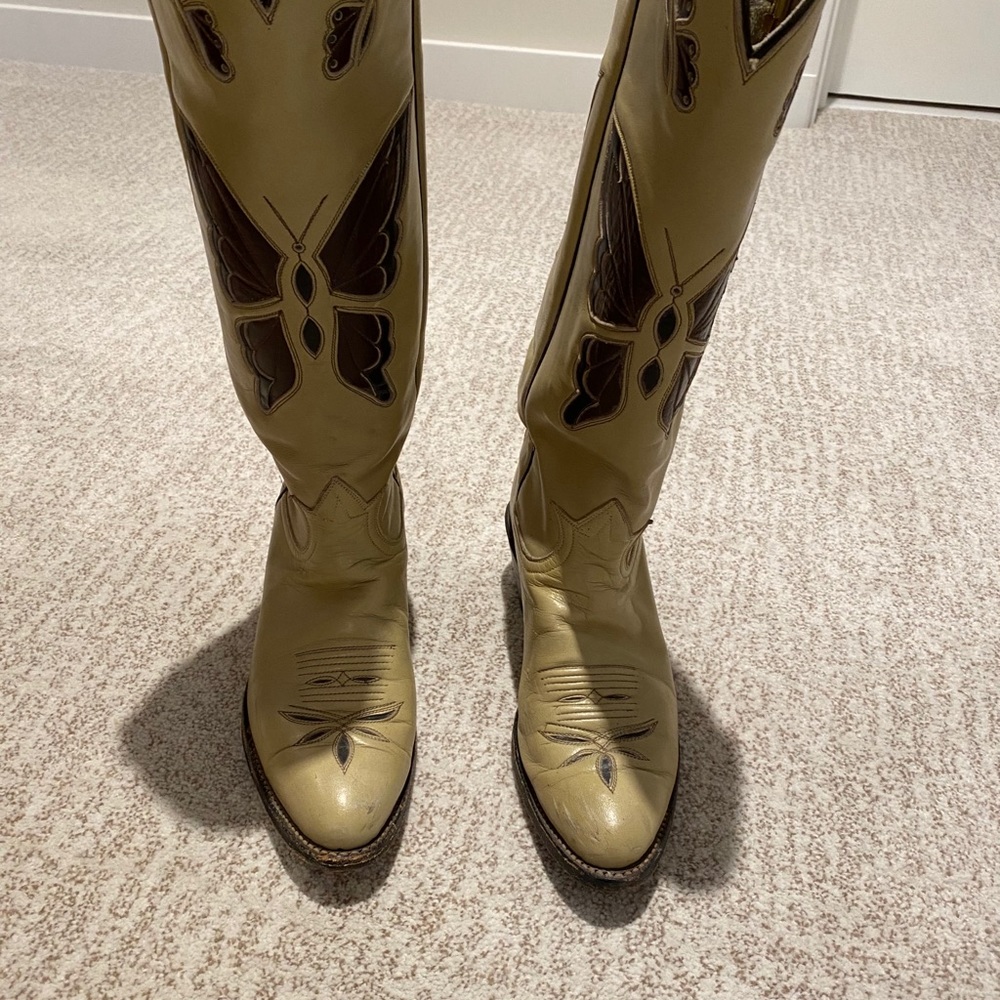 Amazing 🦋 Tony Lama boots😍 Ready for dancing